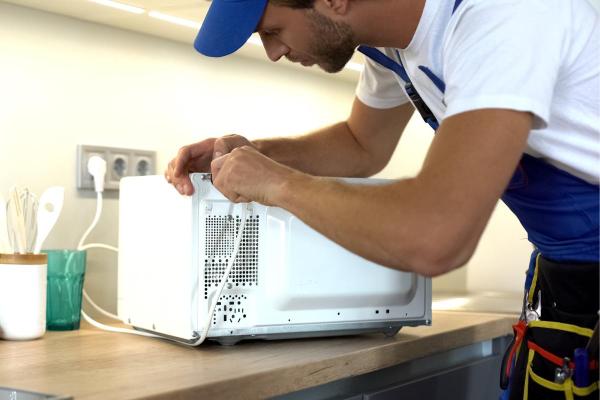 Micro-ondas não esquenta: por que e como resolver? - A tomada não está funcionando corretamente