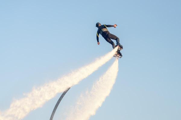 Esportes aéreos: descubra os tipos mais emocionantes para viver aventuras - Flyboard