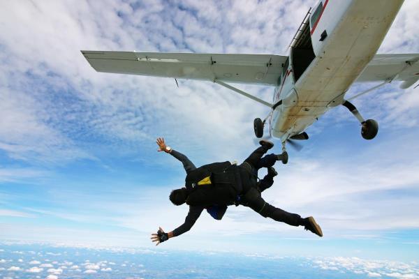 Esportes aéreos: descubra os tipos mais emocionantes para viver aventuras - Paraquedismo