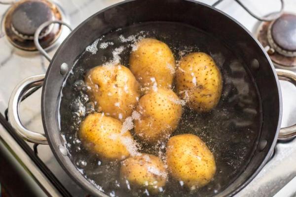 Como tirar o sal do feijão - Use uma batata para absorver o sal do feijão