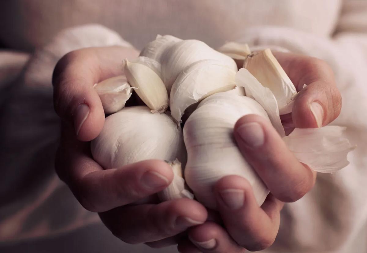 Como tirar cheiro de alho da mão