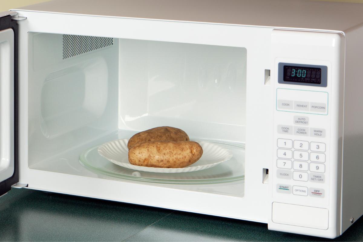 Como cozinhar batata no micro-ondas
