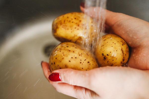 Como cozinhar batata no micro-ondas - Passo 1