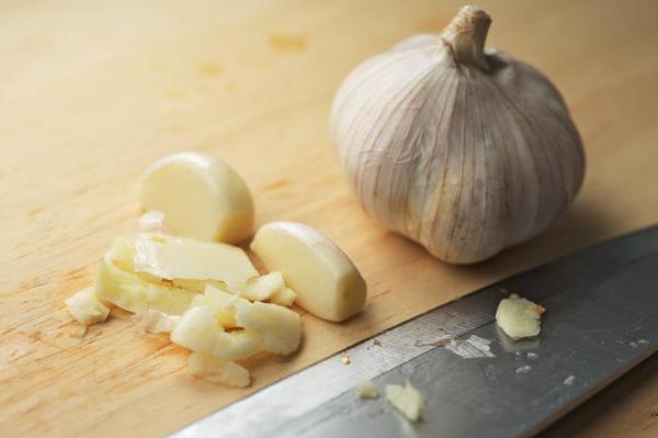 Como fazer um inseticida com alho e cebola - Passo 2