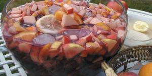 Como fazer uma bebida fresca com vinho e frutas