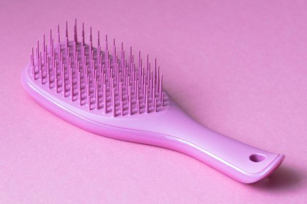 Tipos de escova de cabelo: descubra qual escolher - Escova desembaraçante