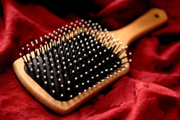 Tipos de escova de cabelo: descubra qual escolher - Escova-raquete
