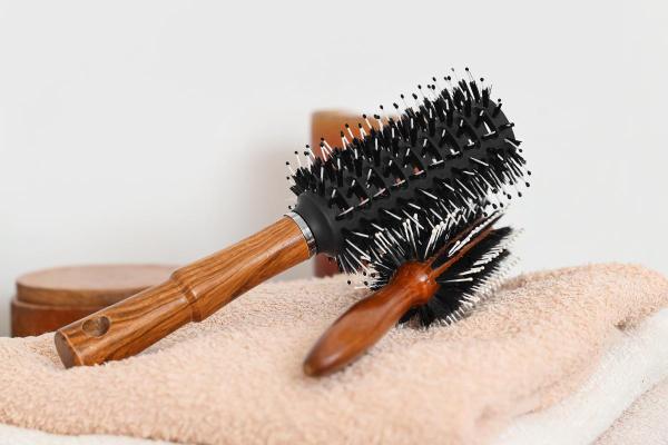 Tipos de escova de cabelo: descubra qual escolher - Escova redonda