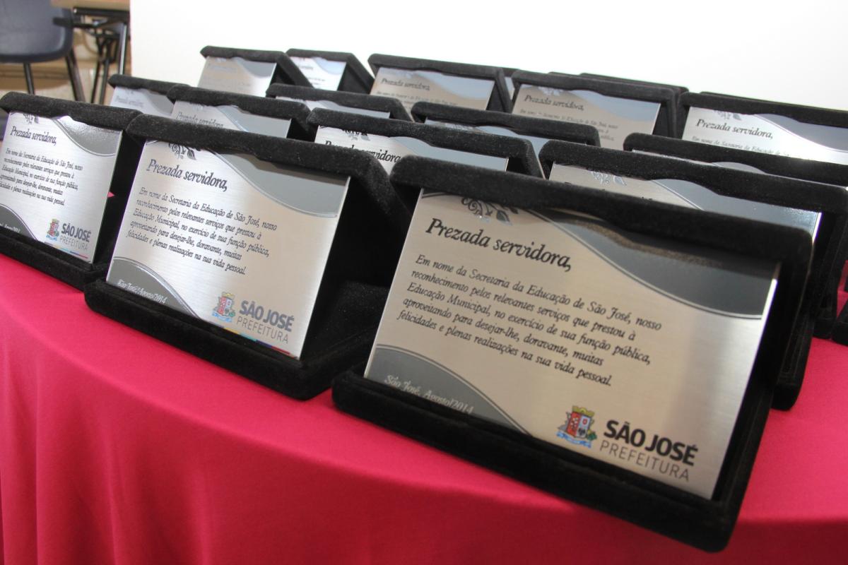 Frases para placas de homenagem - aposentadoria, casamento, aniversário e mais!