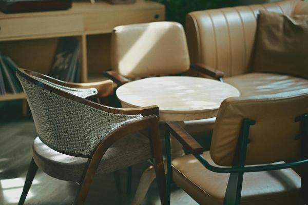 Estilo mid-century: o que é e como alcançar essa decoração na sua casa - Móveis baixos e horizontais