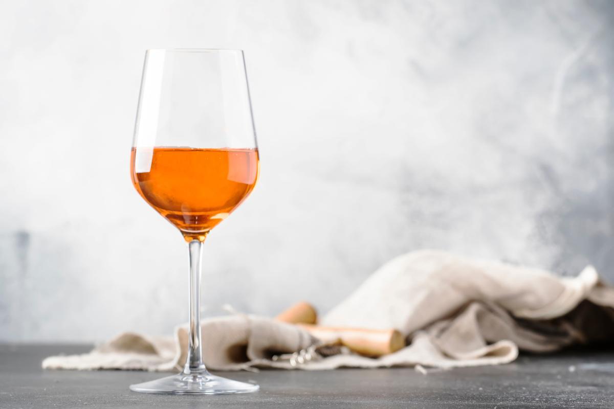Vinho laranja: como se faz e opções para degustár-lo