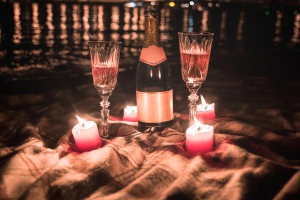 Noite romântica simples: ideias e como fazer - Champanhe e anoitecer