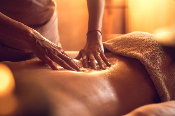 Noite romântica simples: ideias e como fazer - Sessão de massagem em casa