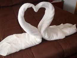 Como dobrar uma toalha em forma de cisne
