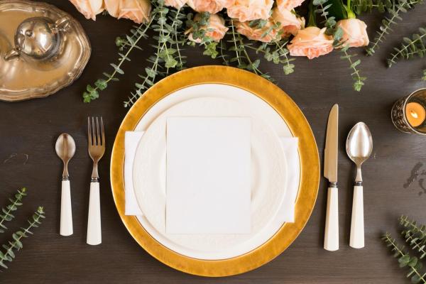 Como os talheres são colocados na mesa