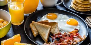 O que é café da manhã americano?