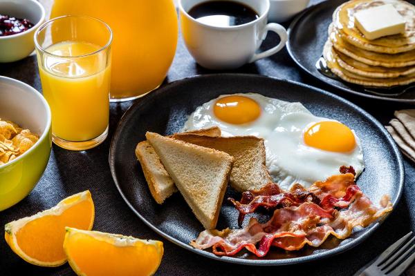 O que é café da manhã americano?