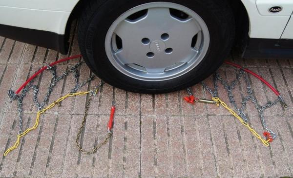 Como colocar as correntes de neve no carro - Passo 2