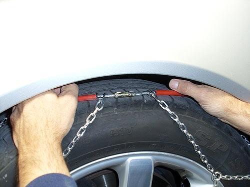 Como colocar as correntes de neve no carro - Passo 3