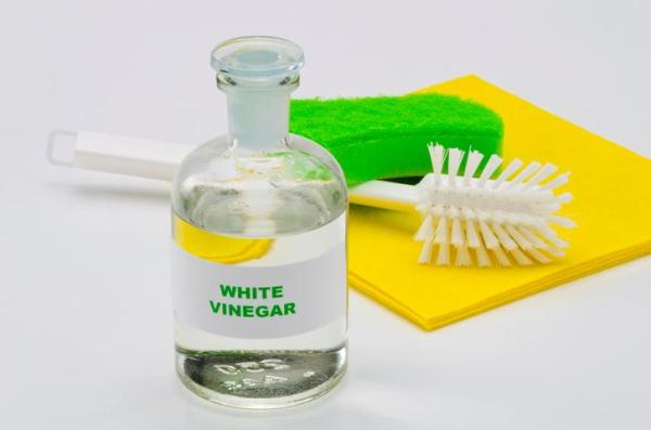 Como tirar o amarelado do tênis - Vinagre branco e bicarbonato