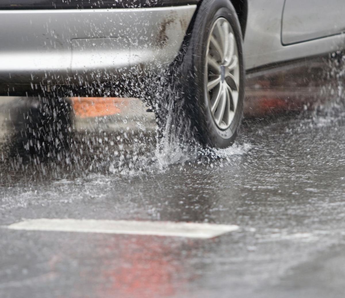 O que fazer em caso de aquaplanagem