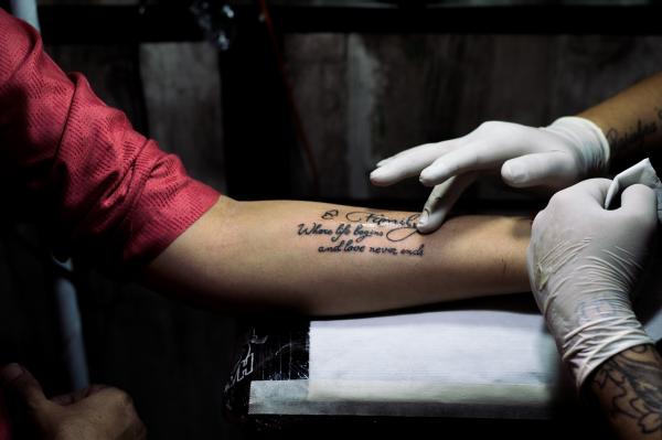 Frases para tatuagem masculina de todos os estilos
