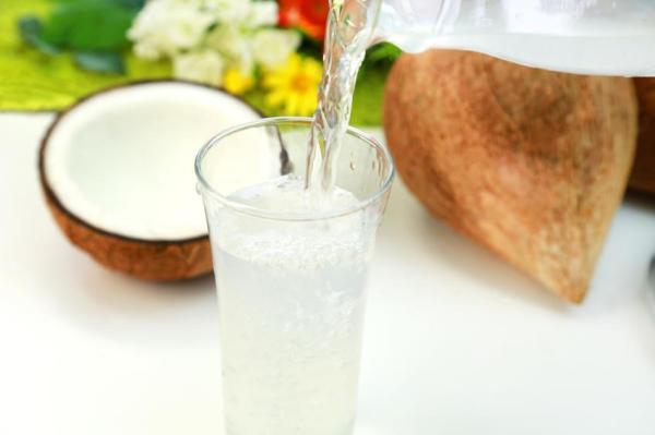 Remédios caseiros para duodeno inflamado - os mais eficazes - Água de coco