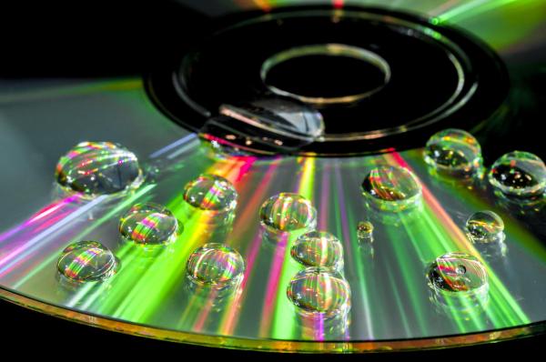 Como limpar um CD arranhado - Água e sabão para limpar CD arranhado