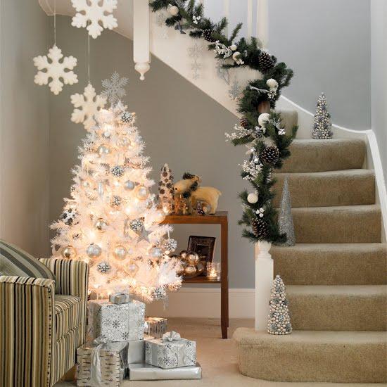 Como decorar árvore de natal branca - Passo 3