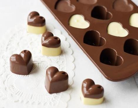 Como fazer bombom de chocolate - 3. Cubra a forminha dos bombons