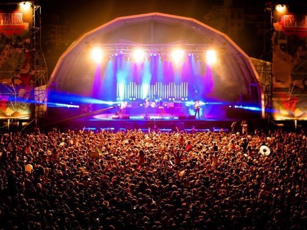 Como se vestir para ir a um show - Localização e época