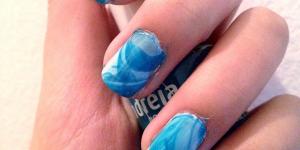 Como decorar as unhas com água