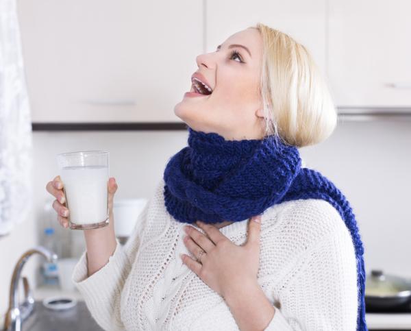 Como remover alimentos presos na garganta - Gargarejo para tirar algo preso na garganta