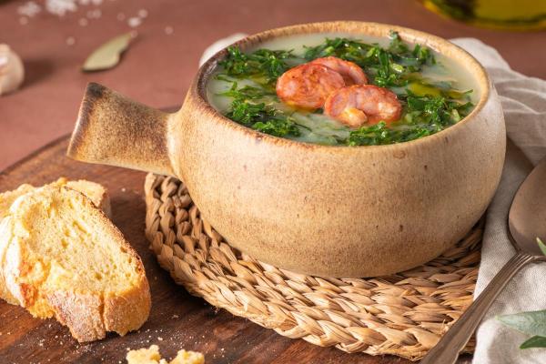 Comida típica de Portugal: pratos imprescindíveis da gastronomia - Caldo verde