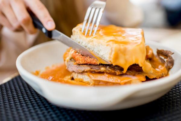 Comida típica de Portugal: pratos imprescindíveis da gastronomia - Francesinha