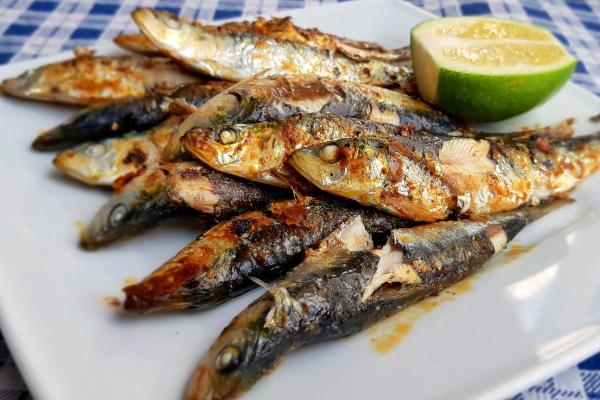 Comida típica de Portugal: pratos imprescindíveis da gastronomia - Sardinhas Assadas