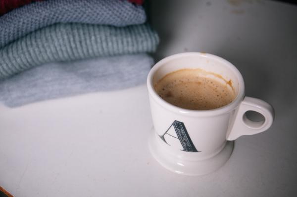 Como tirar mancha de café da roupa