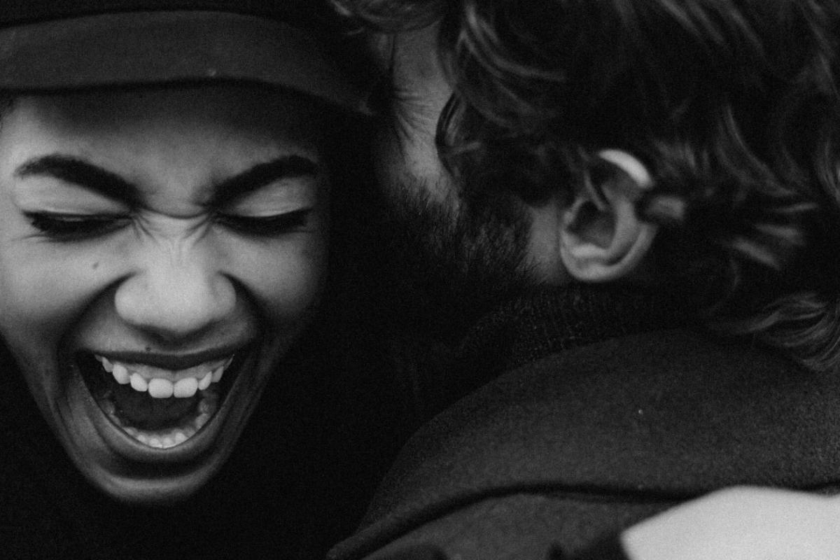 Perguntas para fazer a namorada rir