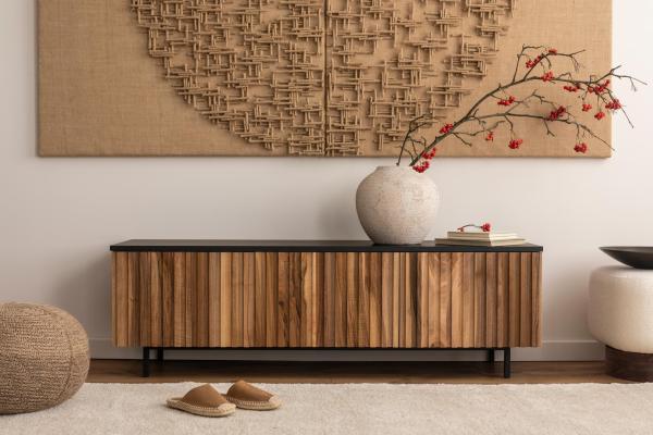 Estilo Japandi: o que é e ideias de decoração - Armários baixos, de linha simples e em madeira