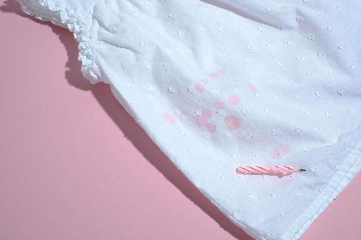Como tirar cera de vela de roupa