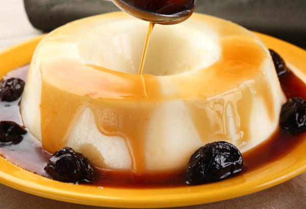 Sobremesas de Natal - 10 sugestões fáceis! - Manjar de coco com calda de ameixa