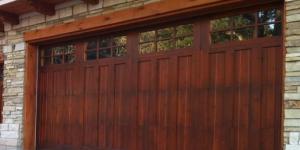 Como envernizar uma porta de madeira
