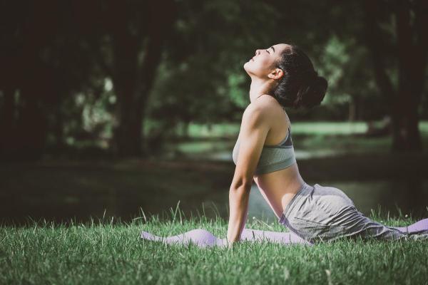 Esportes de verão: ideais para ficar em forma - Ioga ao ar livre