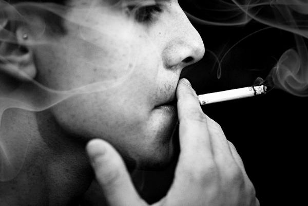 Como disfarçar o cheiro de cigarro da boca - guia completo