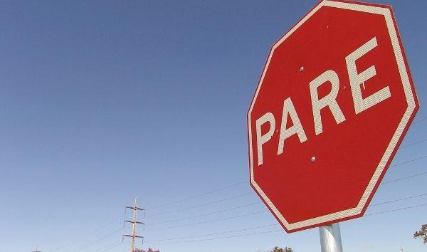 Como agir perante a placa PARE