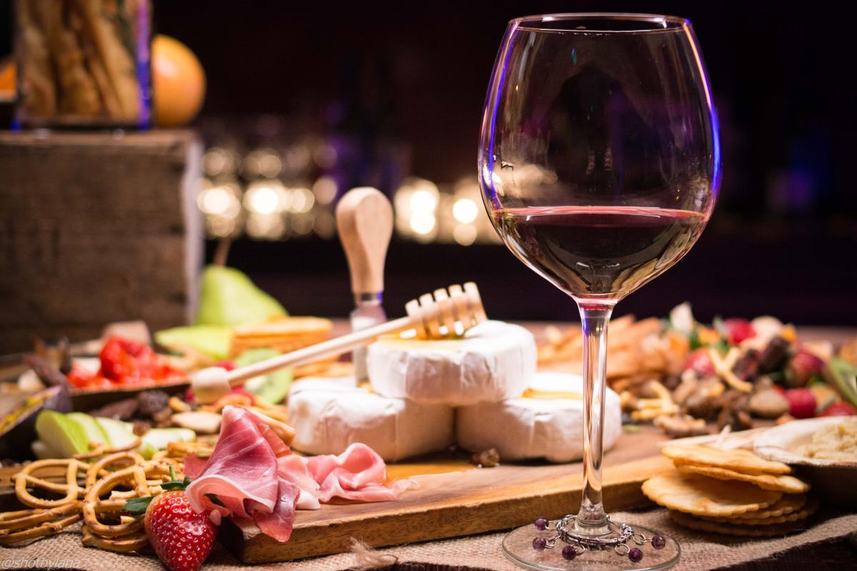 O que comer com vinho: 50 acompanhamentos perfeitos
