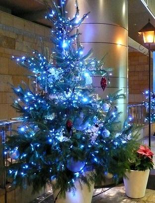 Como decorar árvore de Natal de azul - Passo 5