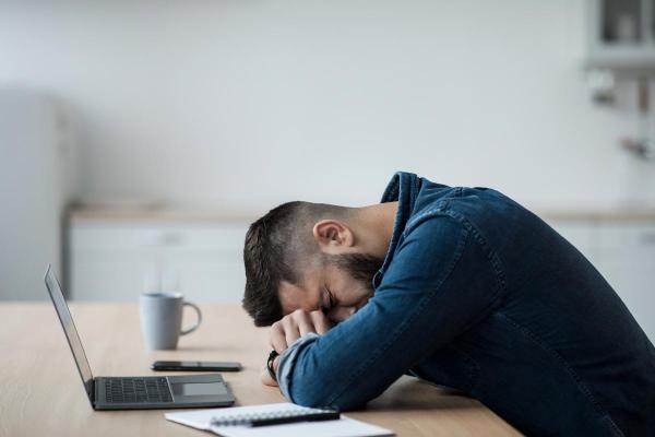 Depressão do trabalho: o que é, sintomas e como superá-la - Sintomas da depressão do trabalho