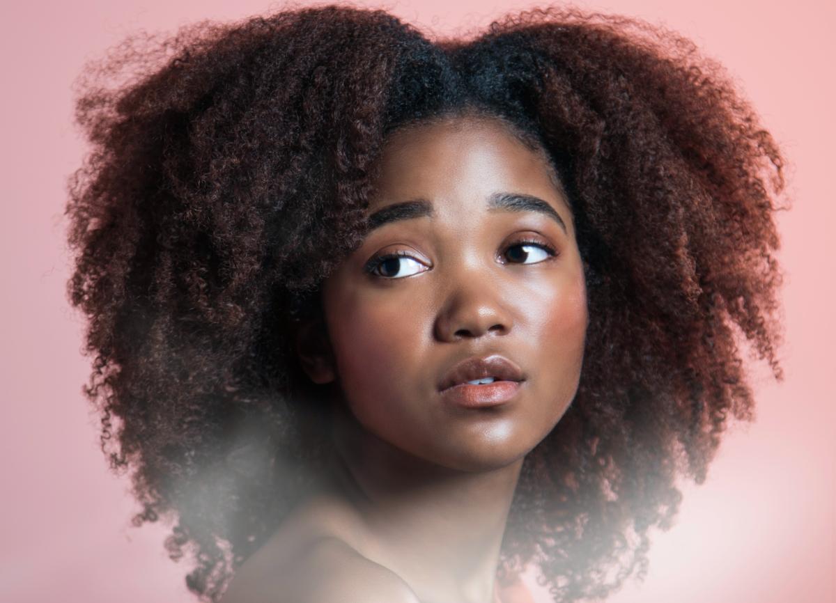 Como tirar o cheiro de queimado do cabelo