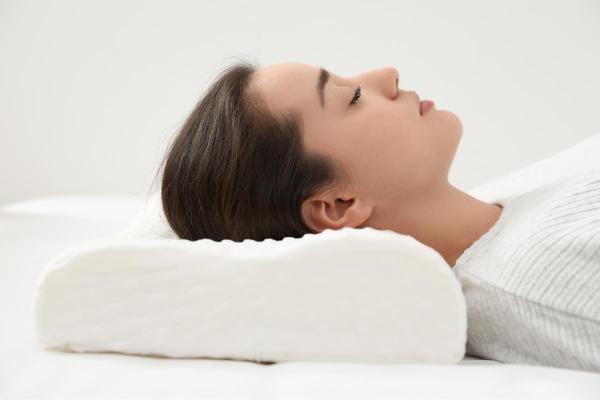 Dormir com ou sem travesseiro? - Como escolher um travesseiro para dormir bem